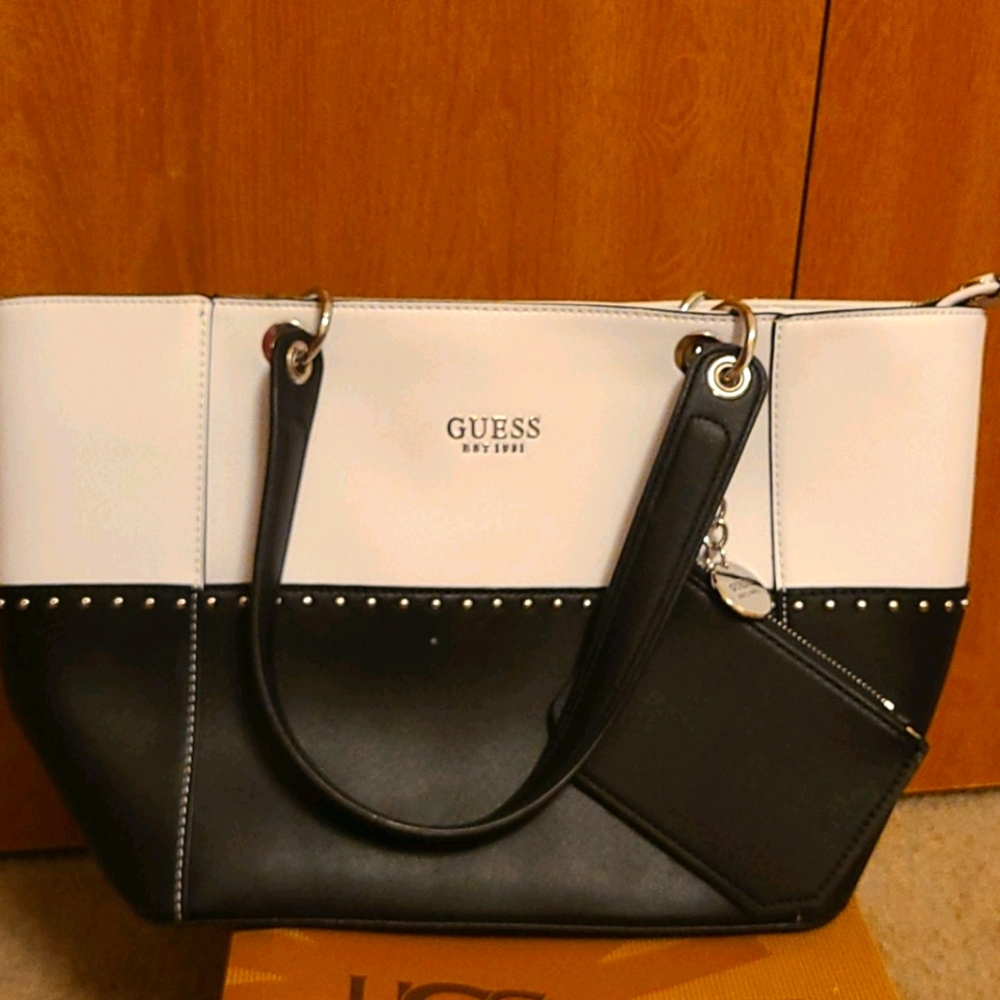 EUC BLACK AND WHITE ADORABLE GUESS PURSE